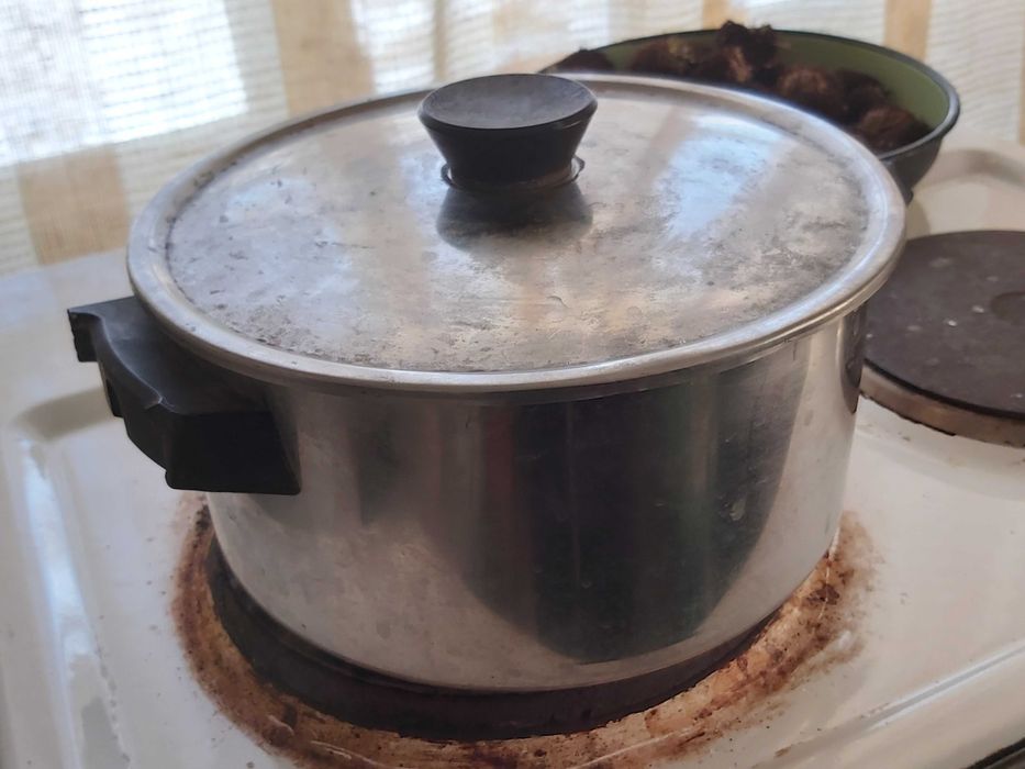 продавам тенджера около 3 литра със повредени дръжки