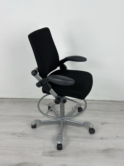 Въртящ се офис стол HAG, с черен плат Алуминийева звезда обзавеждане