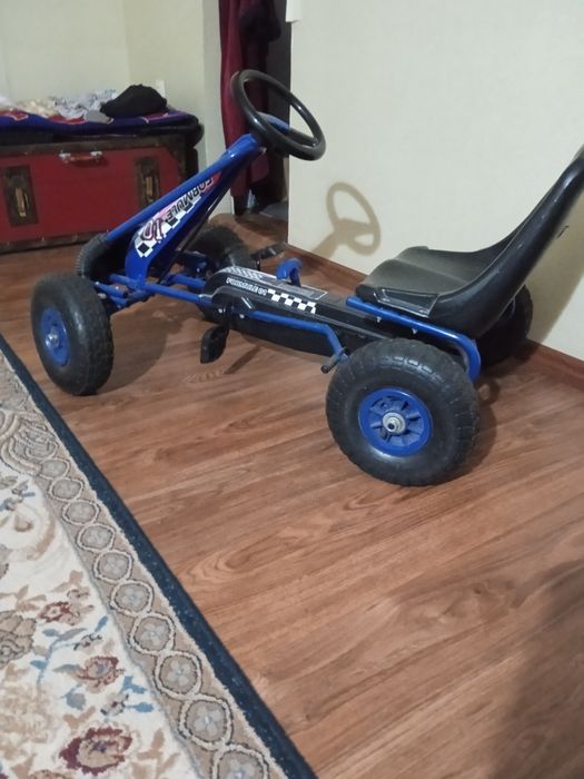 Продам машину на педалях