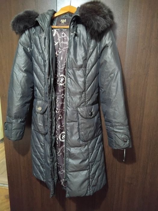 Зимна дълга шуба с естествен пух на качулка който се маха с копчета