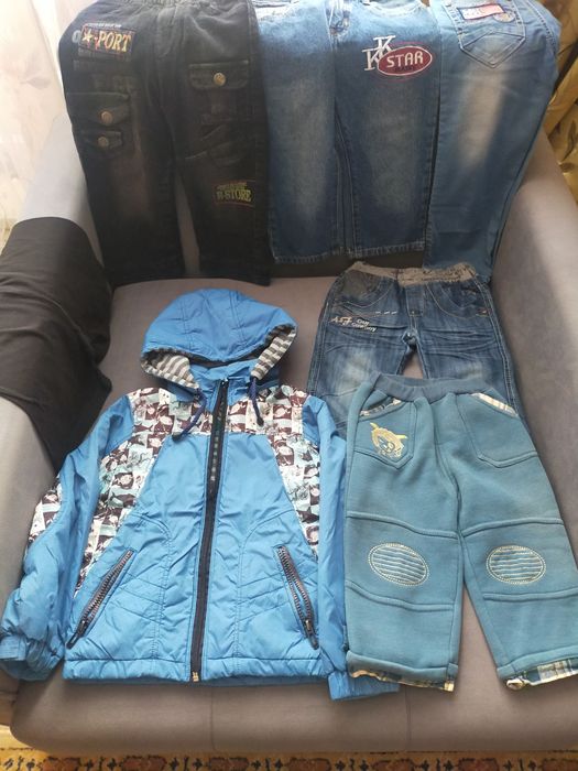 Куртка, джинсы,варежки продам..