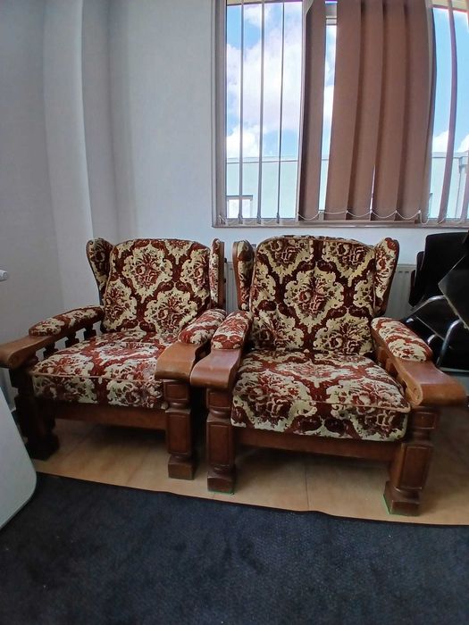 Mobilier lemn masiv cu aspect rustic