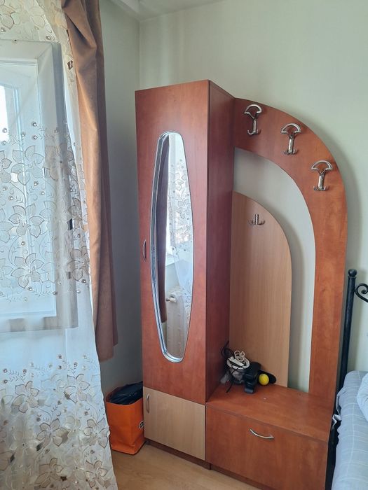 Mobilier cuier cu rafturi si oglinda