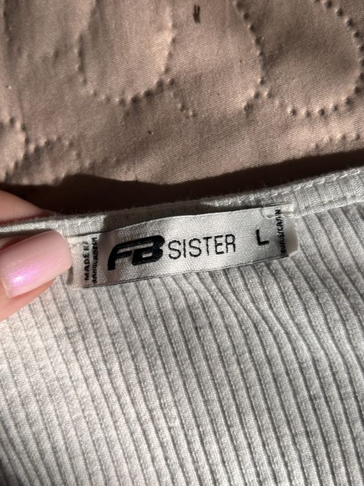 Продавам дамска тениска, етикет размер L, но по-скоро отговаря на S/M.Цвят: сив, рипсена материя.