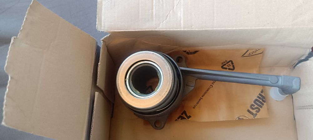 Продавам маслена помпа и долна лагерна помпа за пасат цц 2008г 2.0 тди