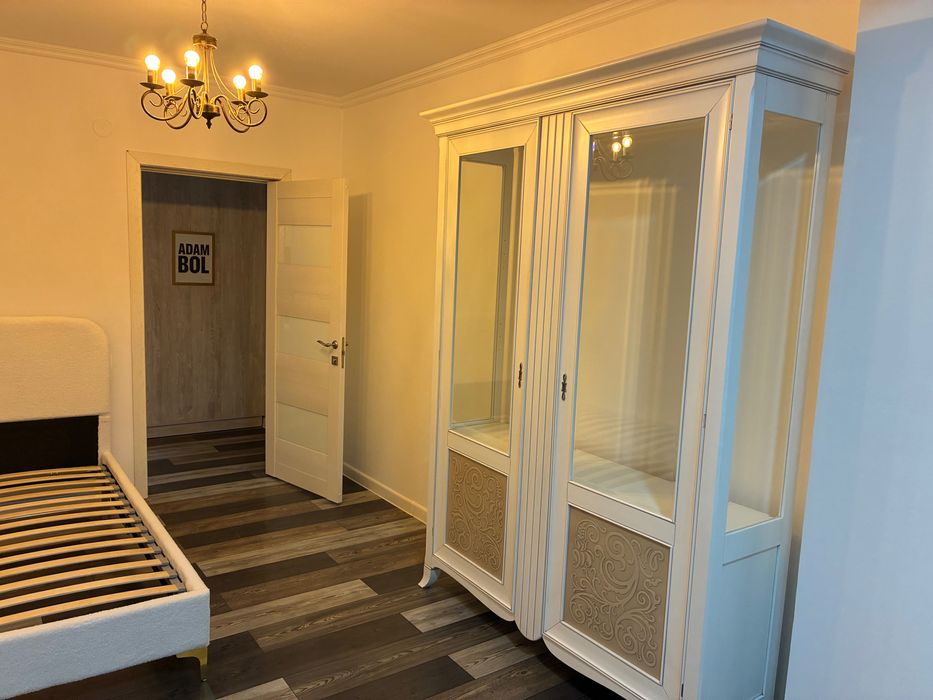 Сервант шкаф натуральное дерево