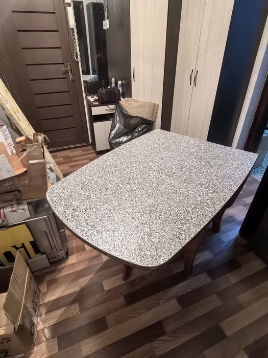 Продам кухонный стол