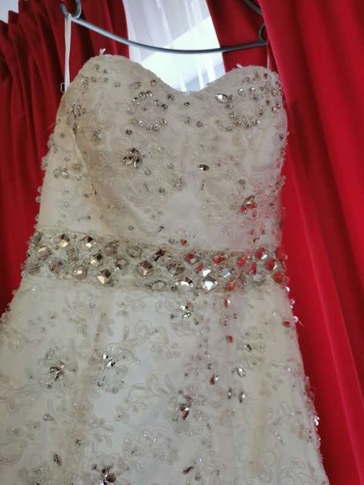 Vand rochie de mireasa culoare ivory cu dantela si cristale swarovski