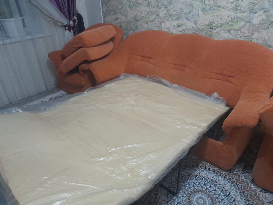 Диван оранжевый цвете