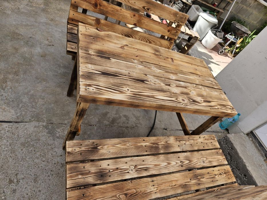 Дървена маса + 2 пейки