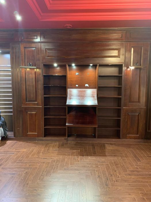 Деревянные панели, двери, комод, островок