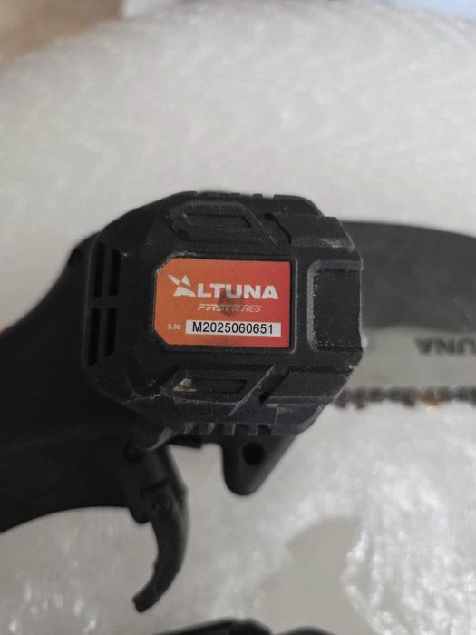 Kit de tăiere cu baterie Altuna Titanium - Mini Drujbă cu 2 baterii