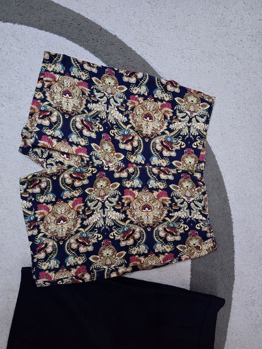 Продавам 2броя къси панталонки за 10лв. Размер М