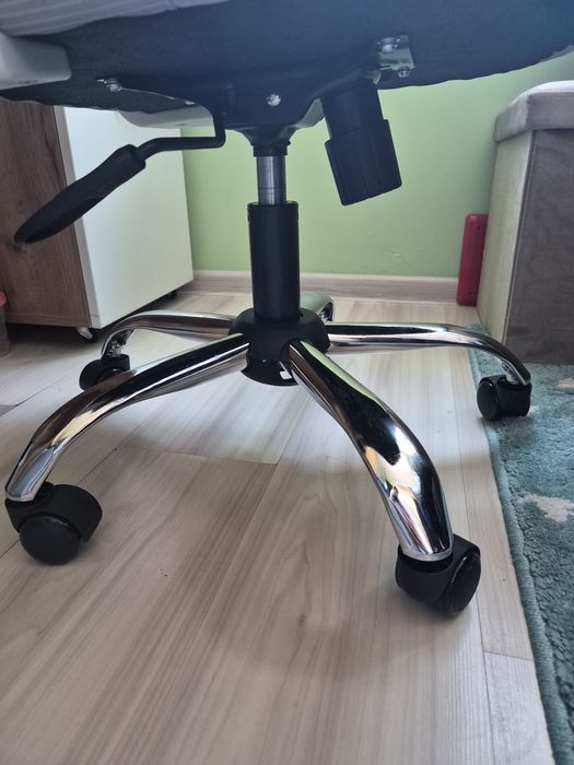 Офис стол нов само сглобен