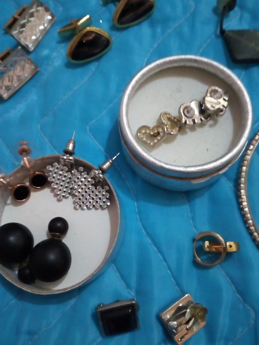 Бижутерия и серёжки.