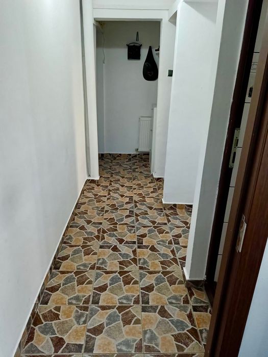 Închiriez apartament cu 2 camere