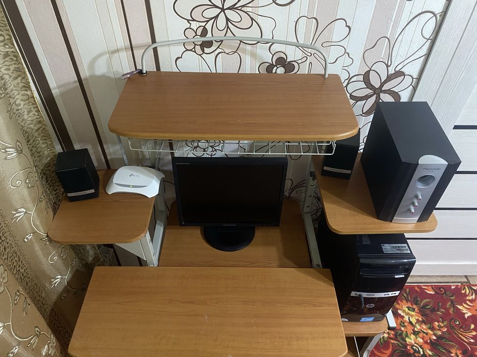 Продам стол вместе с компьютером!