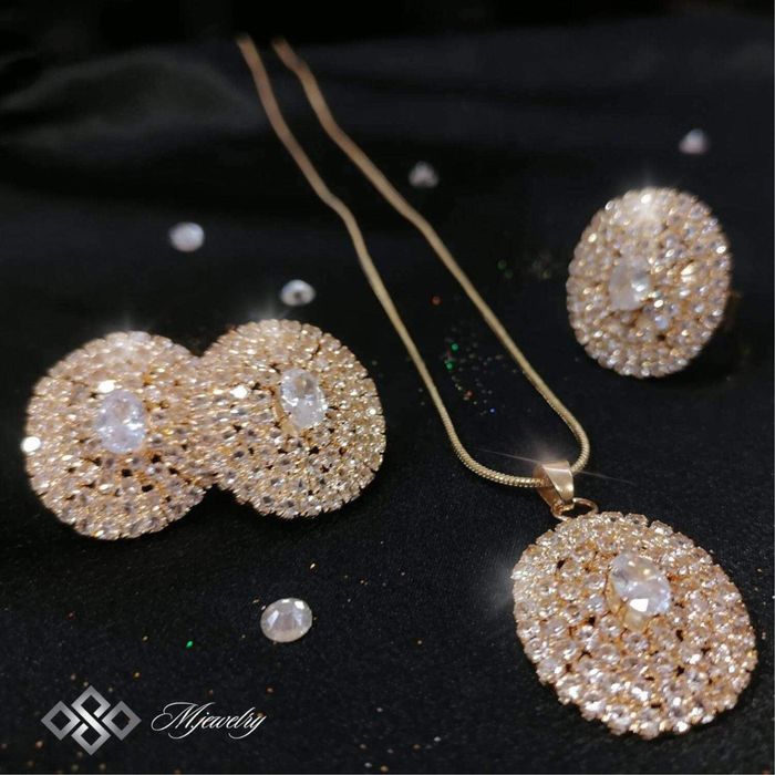 Стилен дамски комплект бижута с кристали