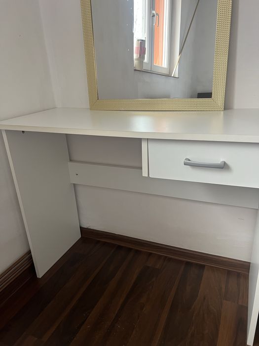 Vand birou plus oglinda( sau masa de machiaj) si scaun .