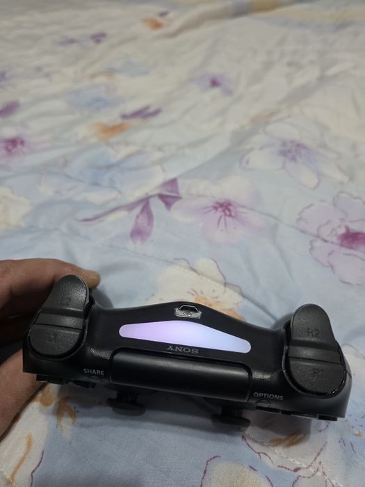 Продава се Playstation 4