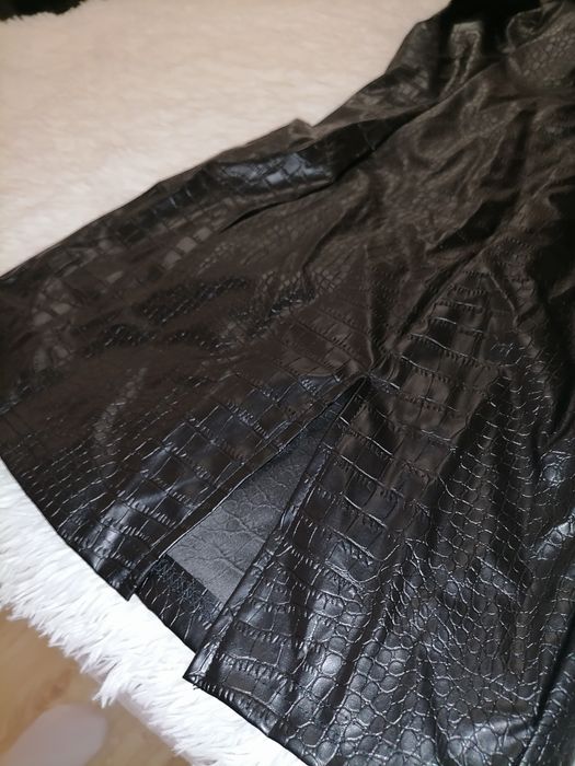 Мини черна рокля с крокодилски ефект