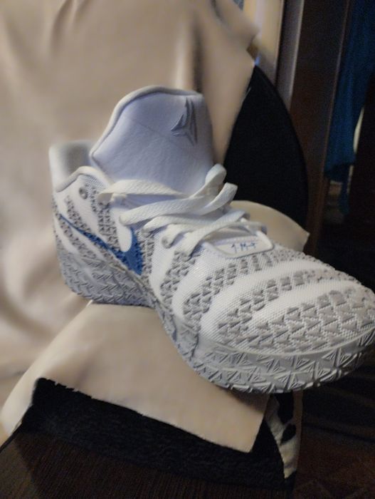 В г.Балхаш продам кроссовки