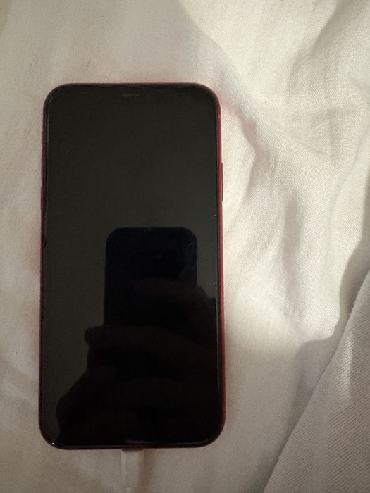 Продавам iphone 11 64GB