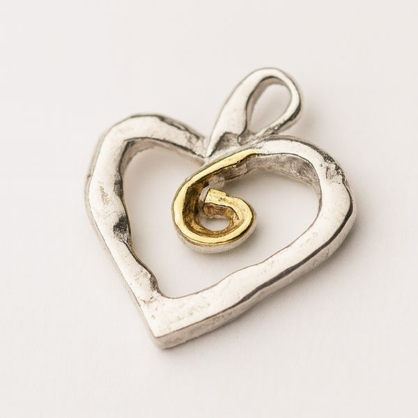 Сребърен медальон 925 „Сърце със златна спирала“ – символ на любов