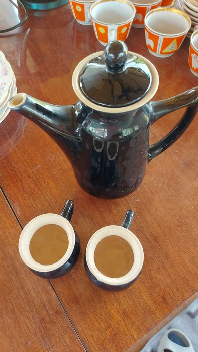 Кофейник, тарелки, электрочайник