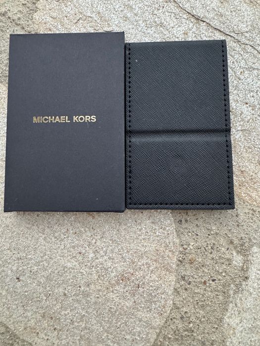 Аутлетно - компактно огледалце на MICHAEL KORS