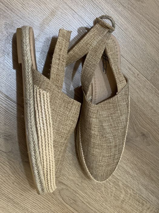 Чисто нови затворени сандали - Mulanka