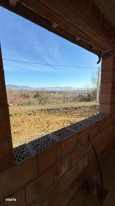 Casa la rosu in Grosi, 144 mp construiti, teren 536 mp, priveliste sup