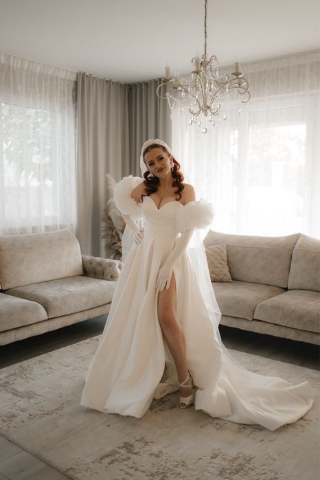 Rochie de mireasa superba cu corset si manusi