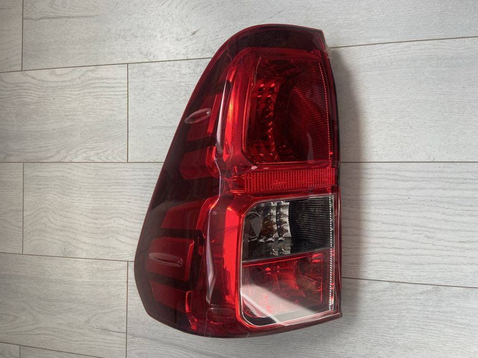 Задняя оригинальная левая фара toyota hilux 2024