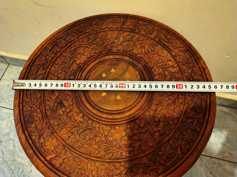 Прекрасна Дървена Масичка-Дърворезба