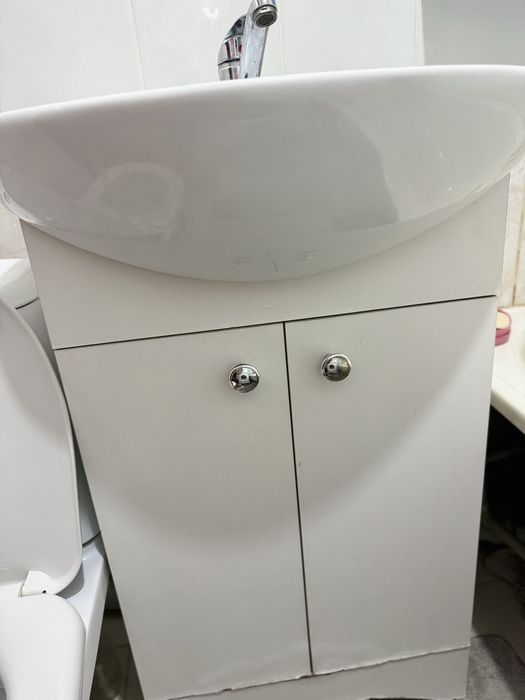 Продам раковину с тумбой и зеркалом