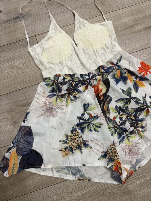 Salopetă de vară cu dantelă alb top și pantaloni scurți