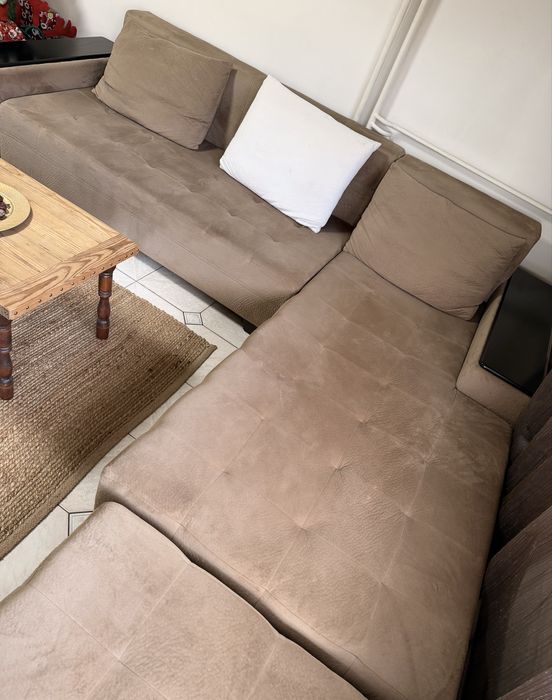 Кадифен диван с дървени подлакътници