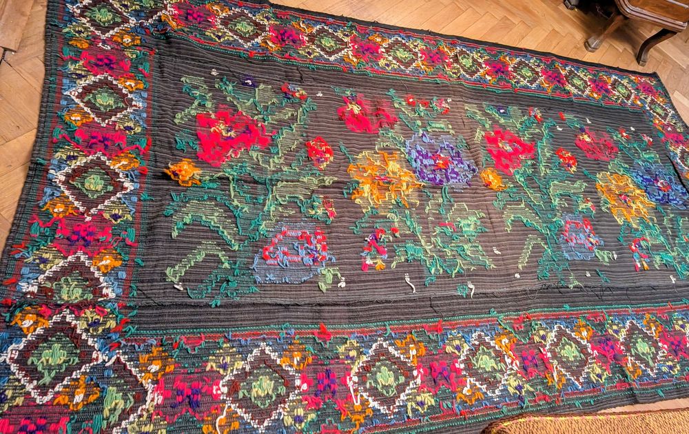 Covor românesc  (2.83m x 1.63m) cusut manual cu lana– piesă decor rară