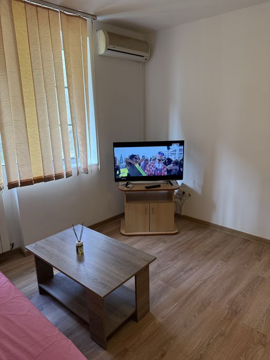 Inchiriez apartament doua camere ultracentral parter