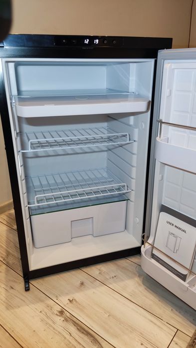 Компресорен хладилник на 12 v за кемпер, каравана,лодка, яхта