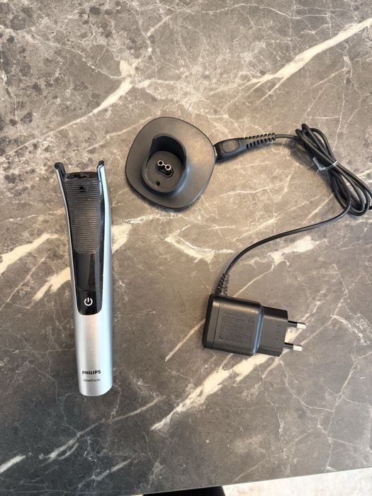 Philips OneBlade Pro QP6520 – Aparat Tuns/Bărbierit + Stand Încărcare