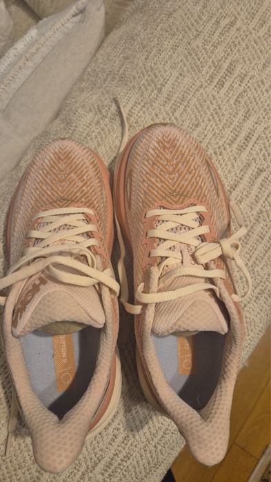 Hoka clifton 9 noi in cutie nefolosite