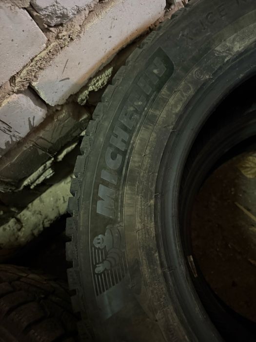 Продам шипованные шины 2шт