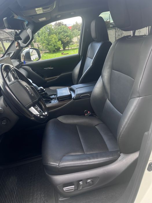 Toyota land cruiser 300.