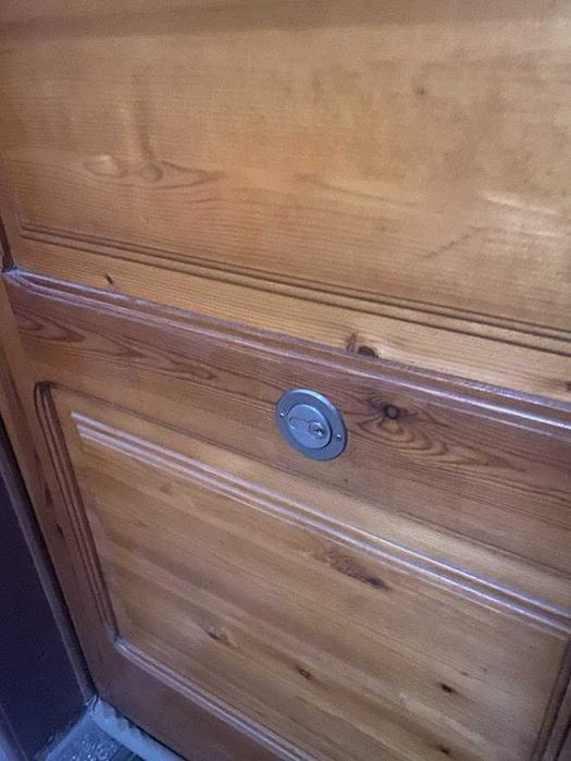 Продавам дървена входна врата (само крило, без каса).