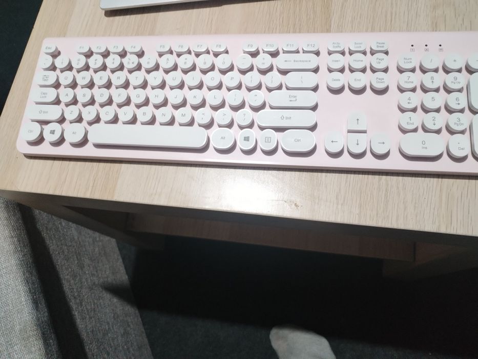 Tastatura wireless  noua culoare roz deschis
