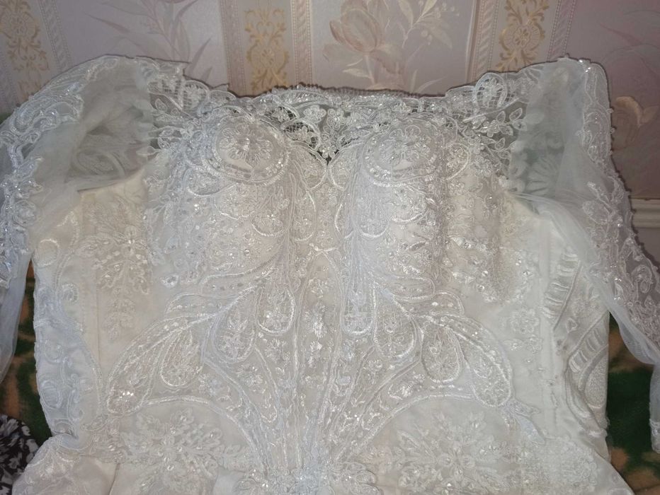 Келин кўйлак сотилади