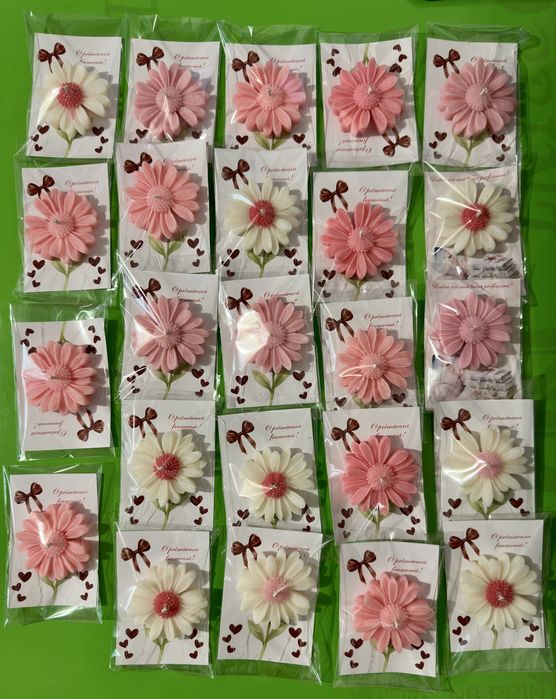 Martisoare : cleme de par, ciocolata kinder, margarete parfumate ,