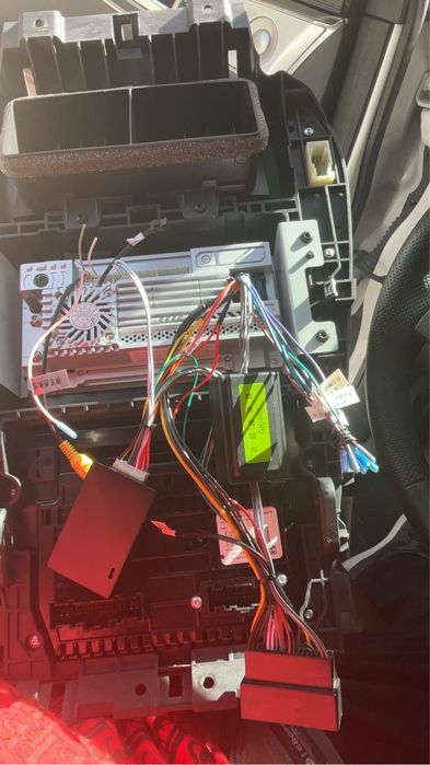 Услуги на автоелектрик. Монтаж на Android, монтаж на лещи за фарове